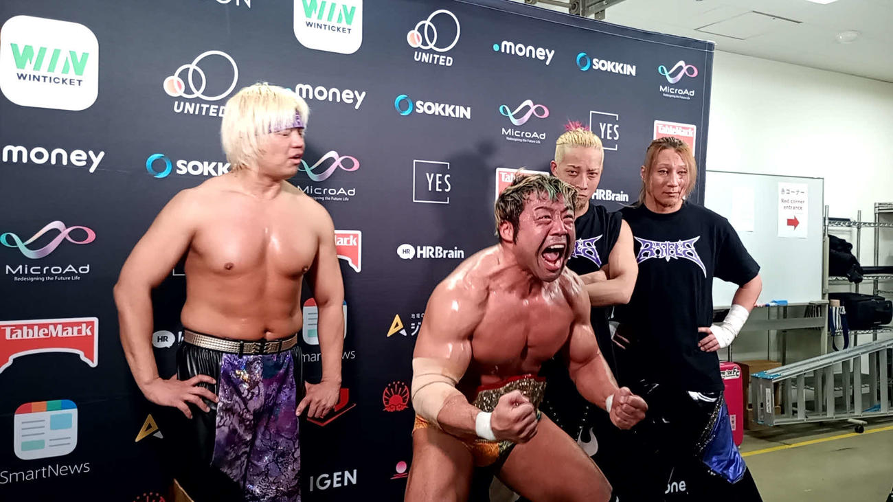 絶叫する征矢学と、ユニット「情熱ラーテルズ」の仲間であるタダスケ（左端）、YO－HEY（右から2人目）、HAYATA（右端）