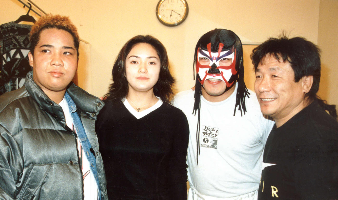 並んで写真に納まる、左からアジャ・コング、浜田文子、ザ・グレートサスケ、グラン浜田さん