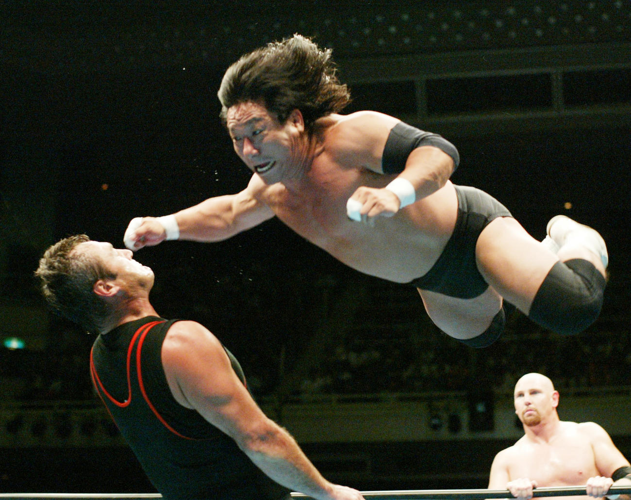 マイク・ロトンド（左）にラリアットを浴びせるグラン浜田さん（2002年8月撮影）