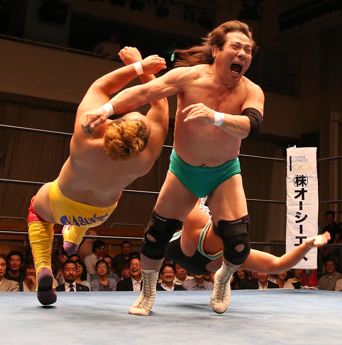 2014年9月18日　リアルジャパンプロレス「STRONG STYLE」後楽園ホール大会　ラリアットを放つグラン浜田さん