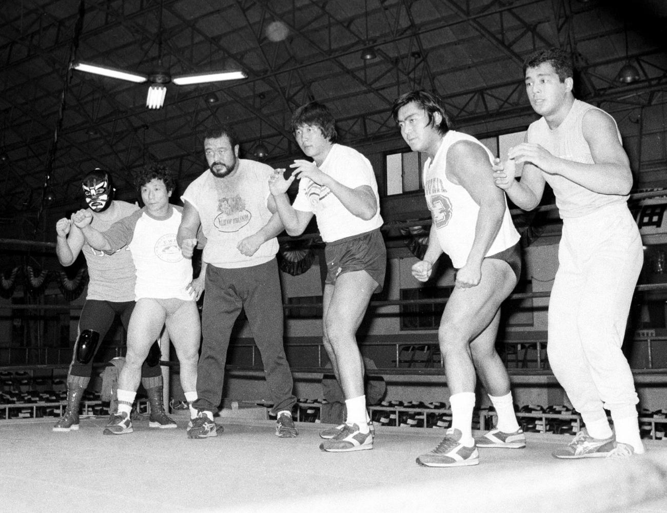 UWF大宮大会旗揚げ戦　UWF旗揚げ戦を前に記念写真を行う（左から）マッハ隼人、グラン浜田さん、ラッシャー木村、前田日明、剛竜馬、高田延彦（1984年4月11日）