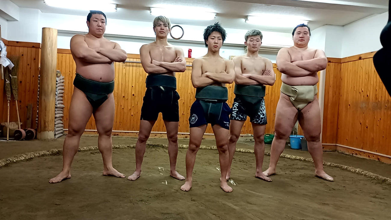 稽古後の（左から）若隆元、白鳥大珠、那須川龍心、GUMP、大青山
