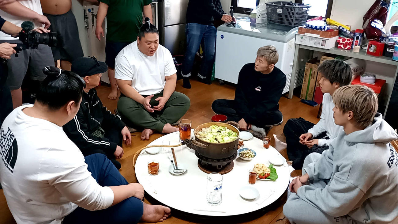 ちゃんこを囲む（左から）若元春、TEPPEN GYM那須川代表、若隆景、GUMP、那須川龍心、白鳥大珠