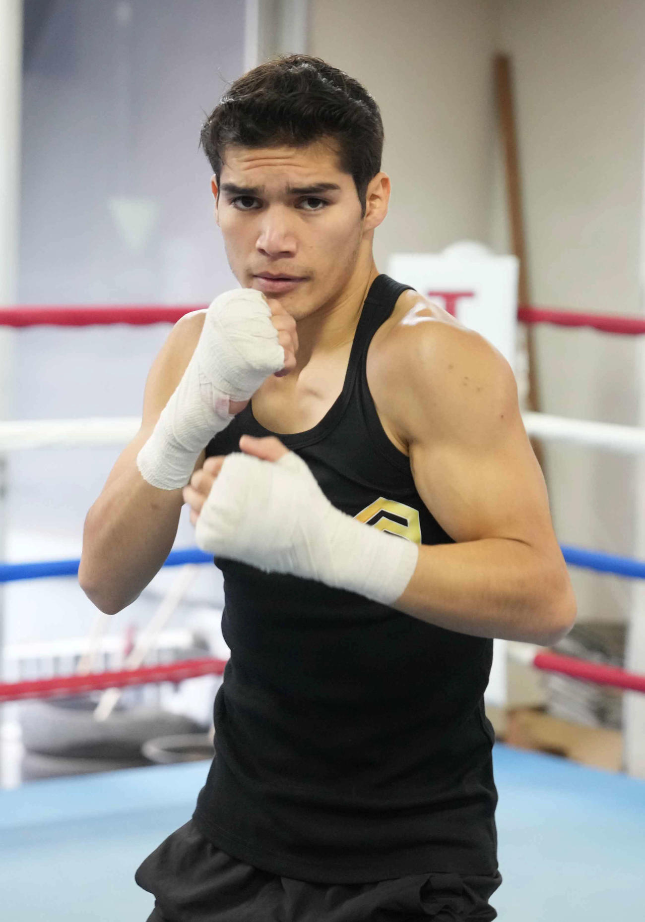 公開練習でシャドーボクシングを披露したクエジャルはカメラマンを鋭い視線で見つめる（撮影・小沢裕）