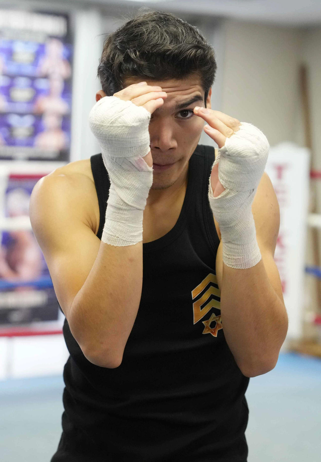 公開練習でシャドーボクシングを披露したクエジャルは顔をガードしながら距離を詰める（撮影・小沢裕）