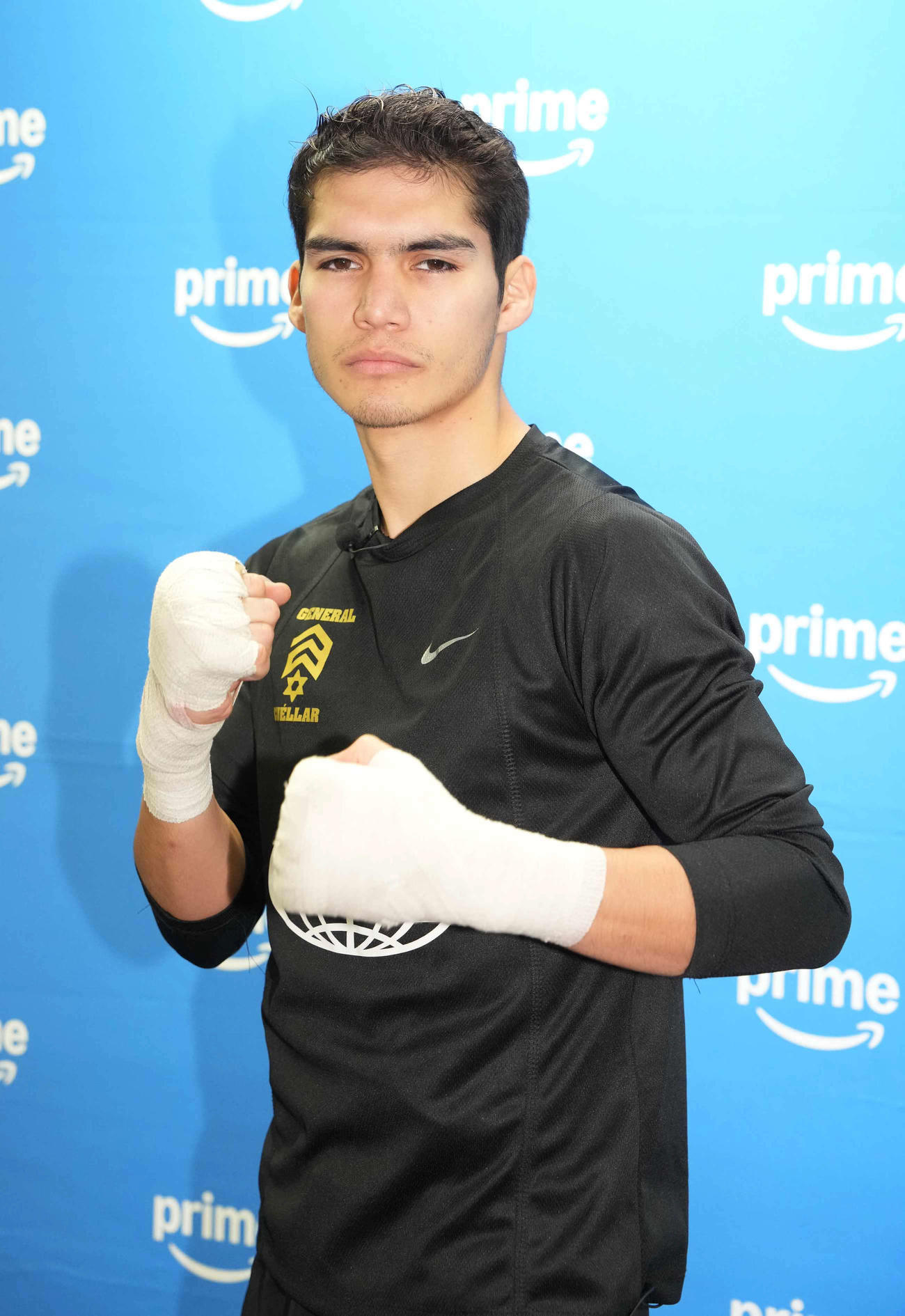 公開練習前にファイティングポーズで決めるクエジャル（撮影・小沢裕）