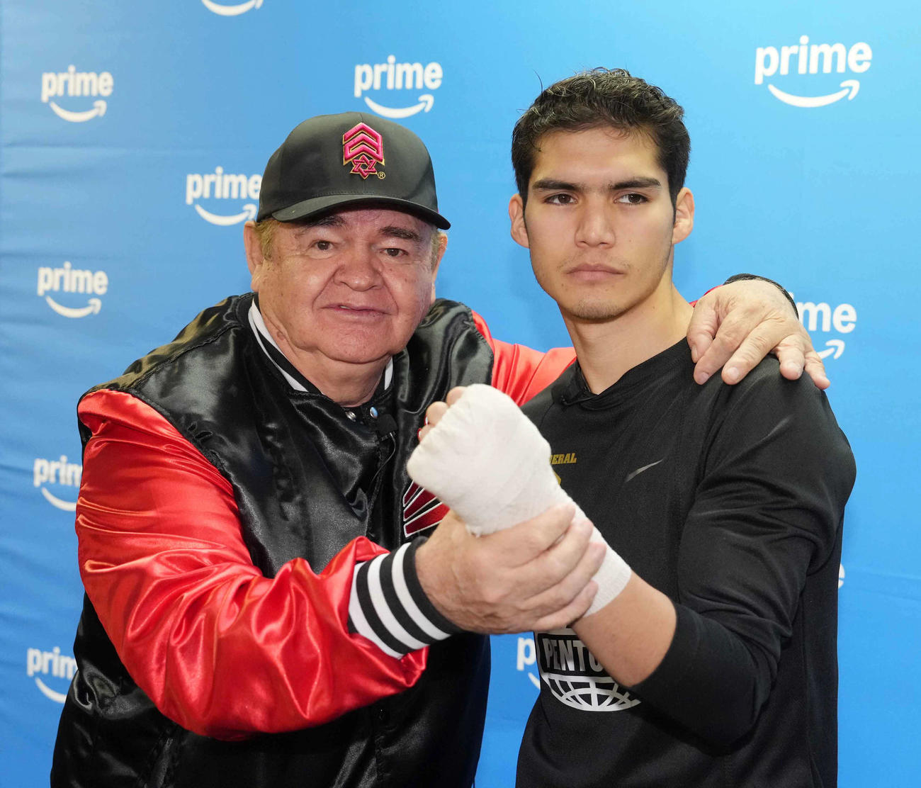 公開練習前にトレーナーのレイノソ氏（左）と記念撮影に臨むクエジャル（撮影・小沢裕）