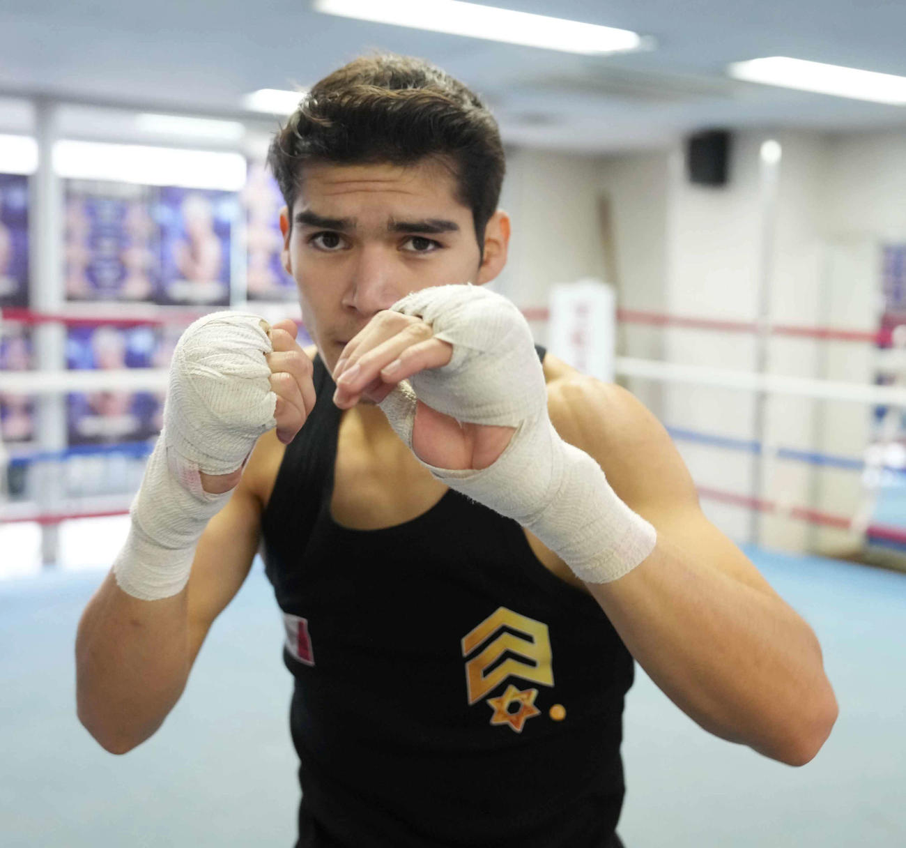 公開練習でシャドーボクシングを披露したクエジャルはガードをしながら狙いを定める（撮影・小沢裕）