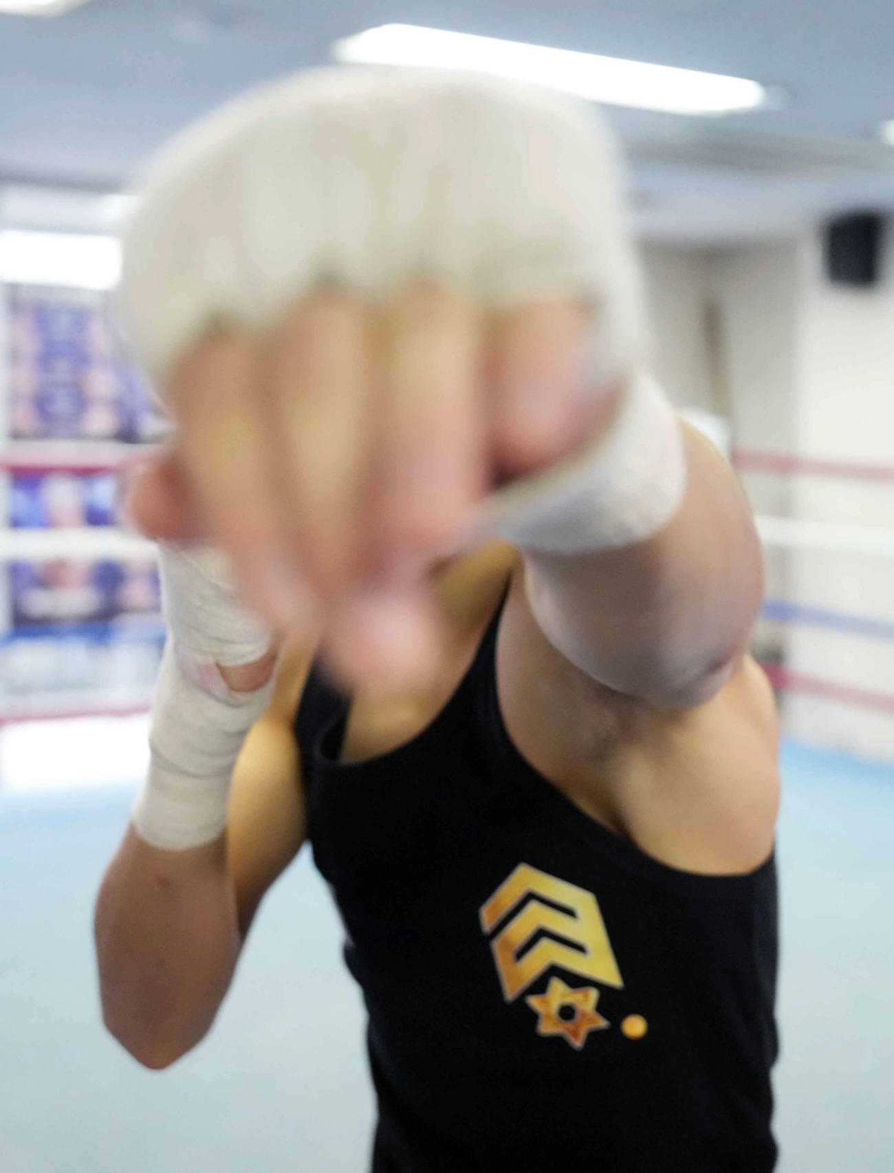 公開練習でシャドーボクシングを披露したクエジャルはカメラマンに向かって左ジャブを放つ（撮影・小沢裕）