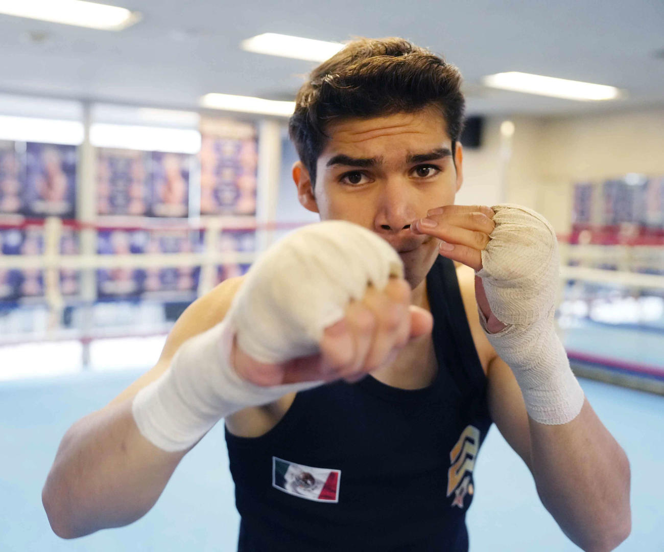 公開練習でシャドーボクシングを披露したクエジャルはカメラマンに放った左ジャブを引き戻す（撮影・小沢裕）