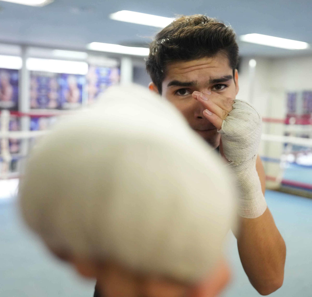 公開練習でシャドーボクシングを披露したクエジャルはカメラマンに向かって右ストレートを放ちとどめを刺す（撮影・小沢裕）