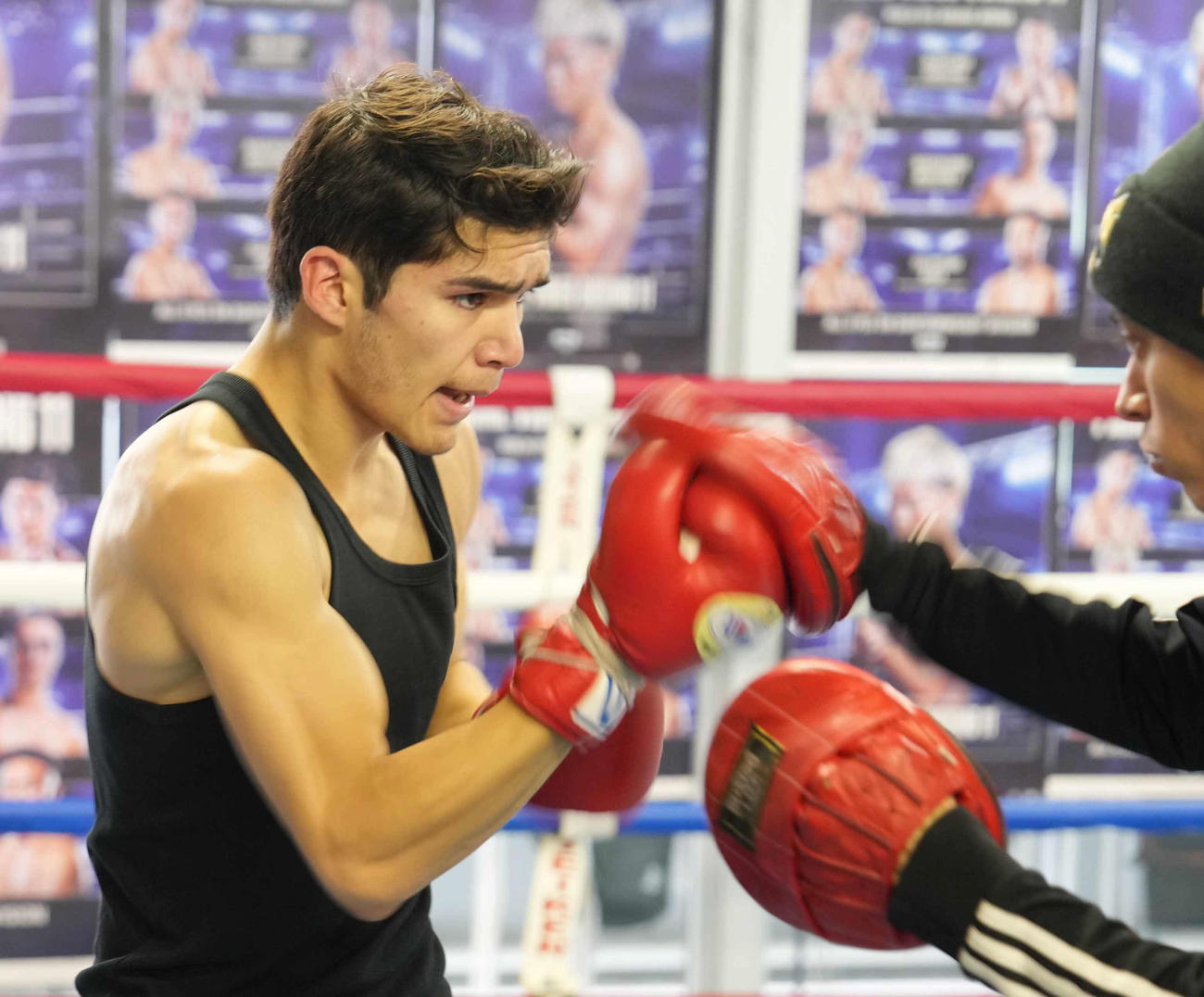 公開練習でミット打ちを披露するクエジャル（撮影・小沢裕）