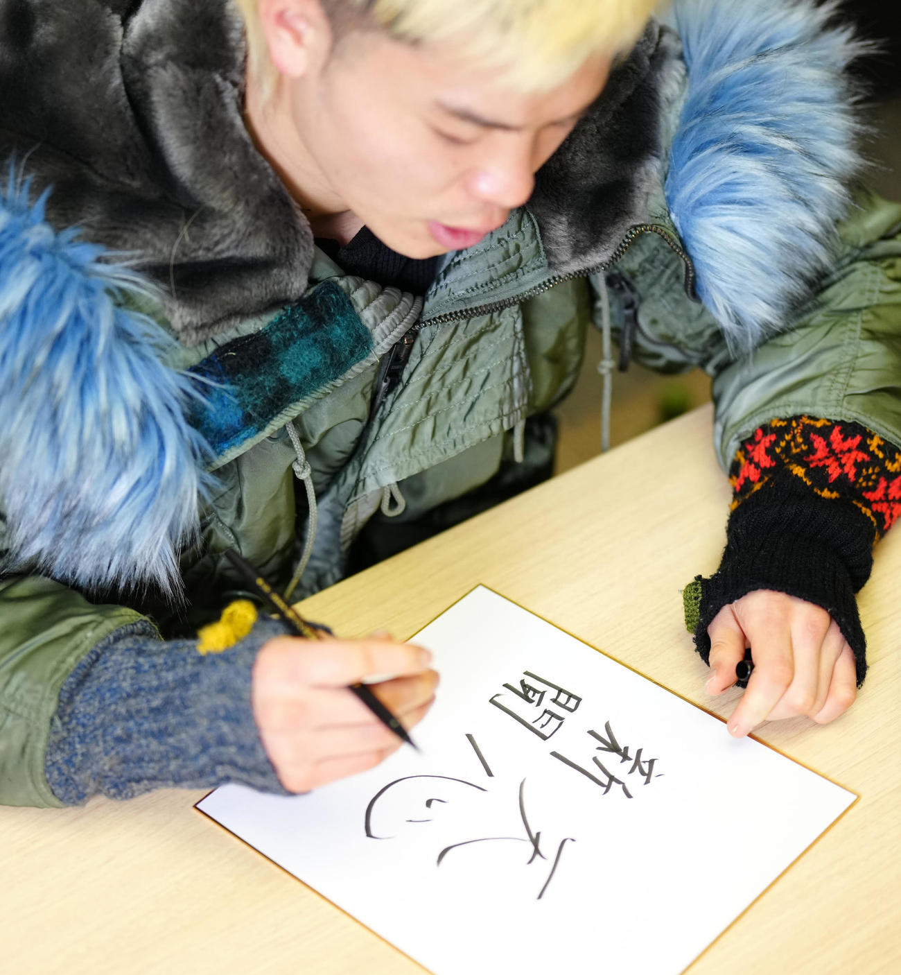 色紙に「天心新聞」と記した那須川天心（撮影・江口和貴）