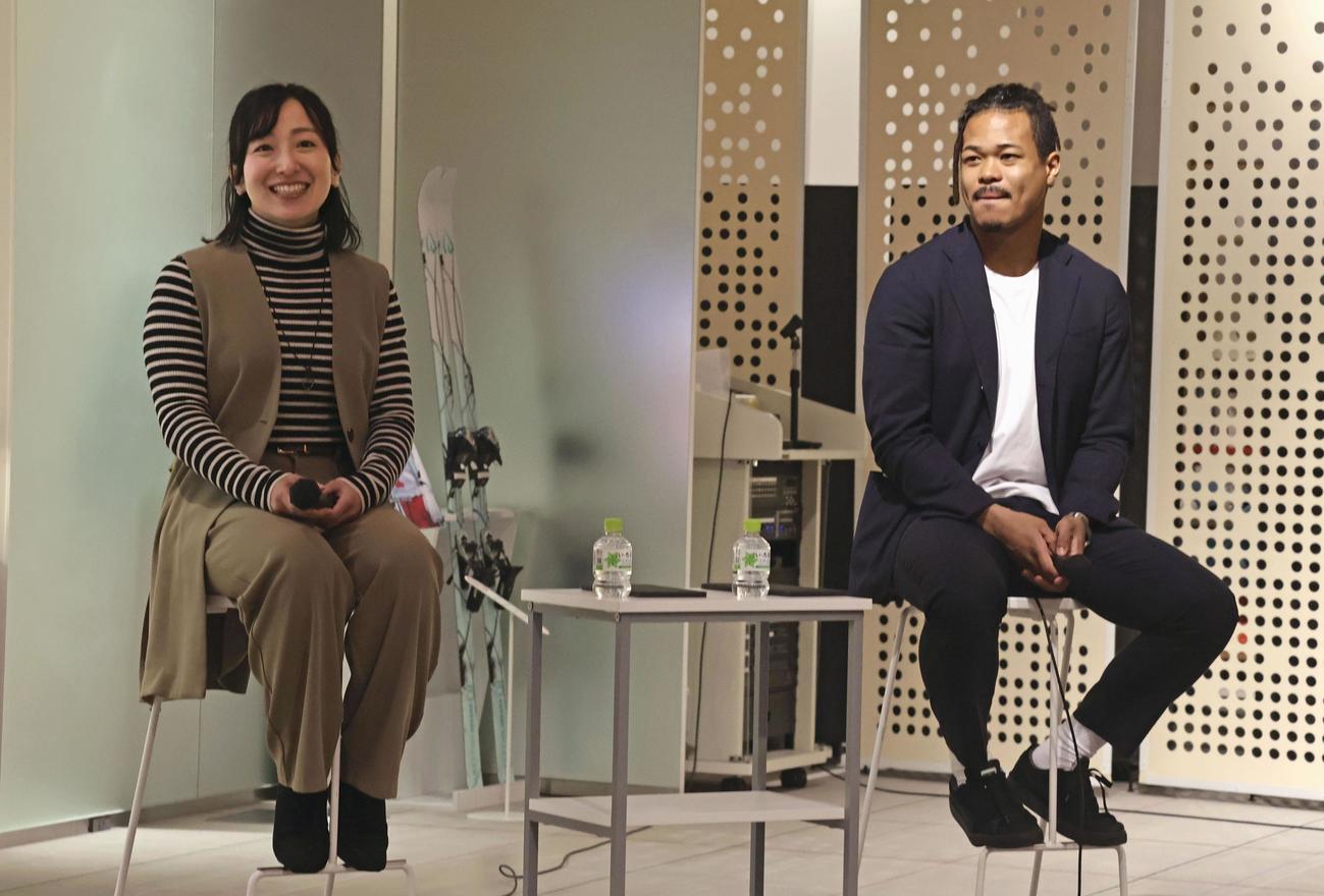 サウナをテーマにしたイベントに参加した藤沢五月（左）と岡沢セオン（共同）