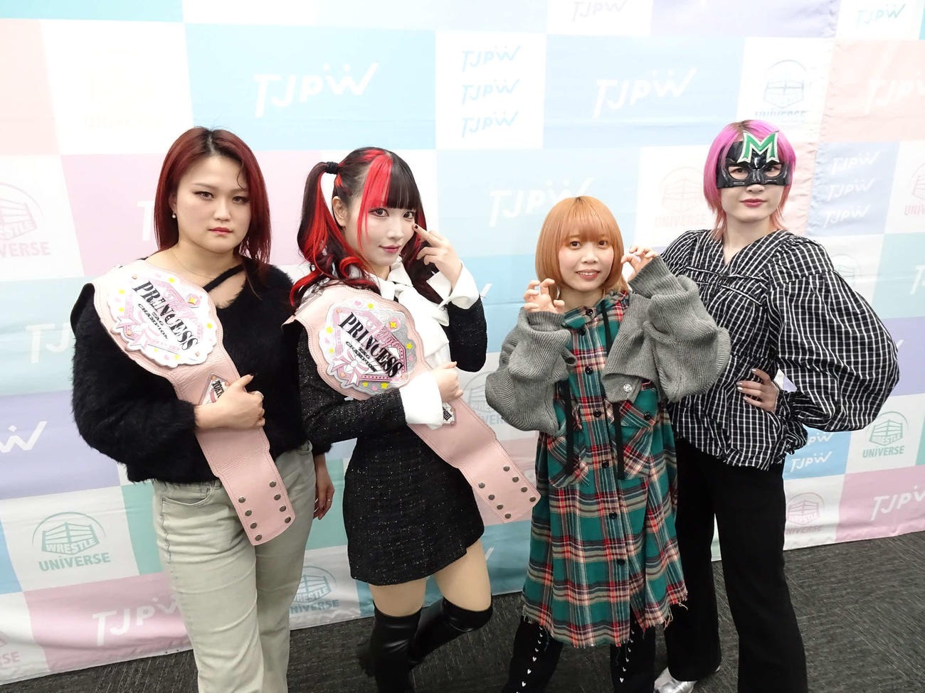 プリンセスタッグ王座戦で闘う（左から）「121000000」の山下実優＆伊藤麻希、「享楽共鳴」の中島翔子＆ハイパーミサヲ
