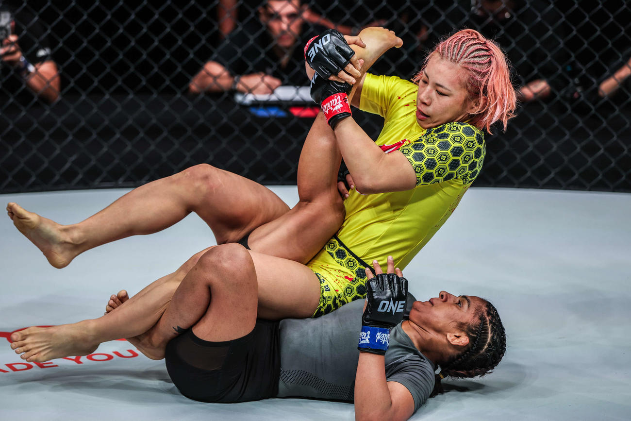 膝十字固めを決める三浦彩佳（C）ONE Championship