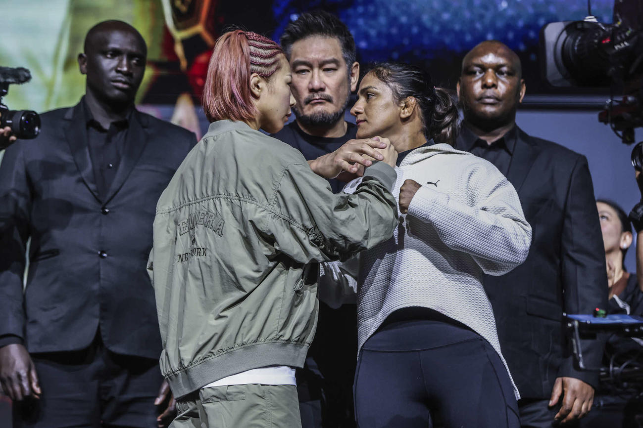 バチバチのフェイスオフを見せる三浦彩佳（左）とリトゥ・フォガット（C）ONE Championship