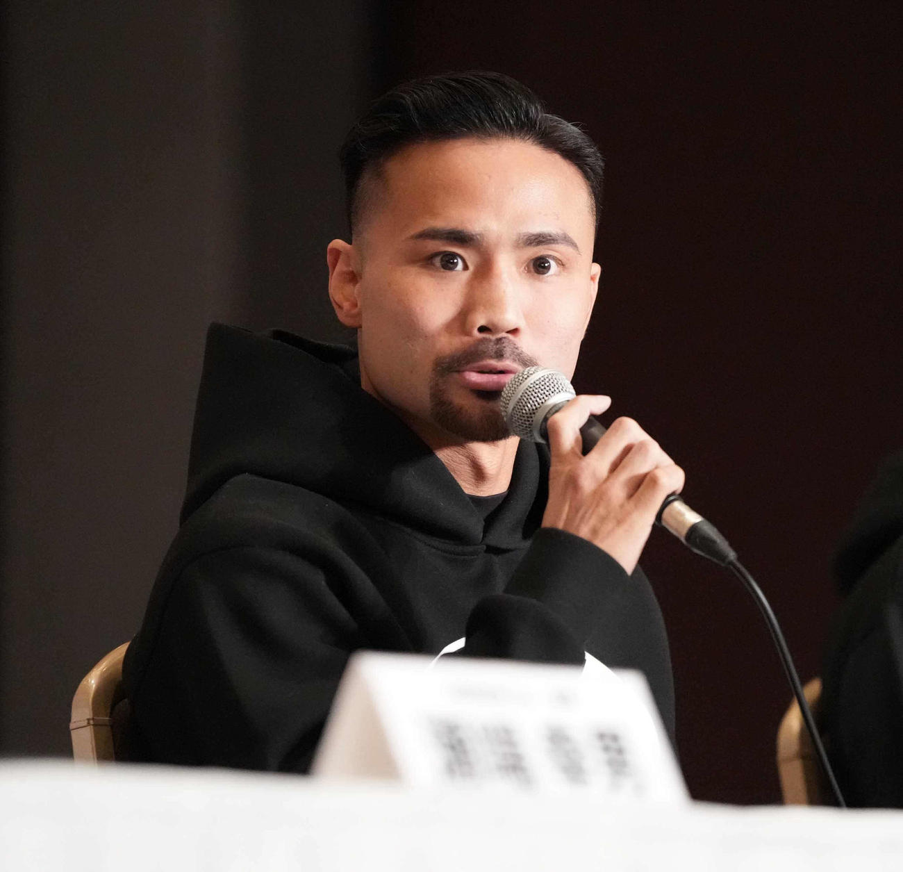 「プライムビデオボクシング11」記者会見に臨む堤の挑戦者、比嘉（撮影・小沢裕）