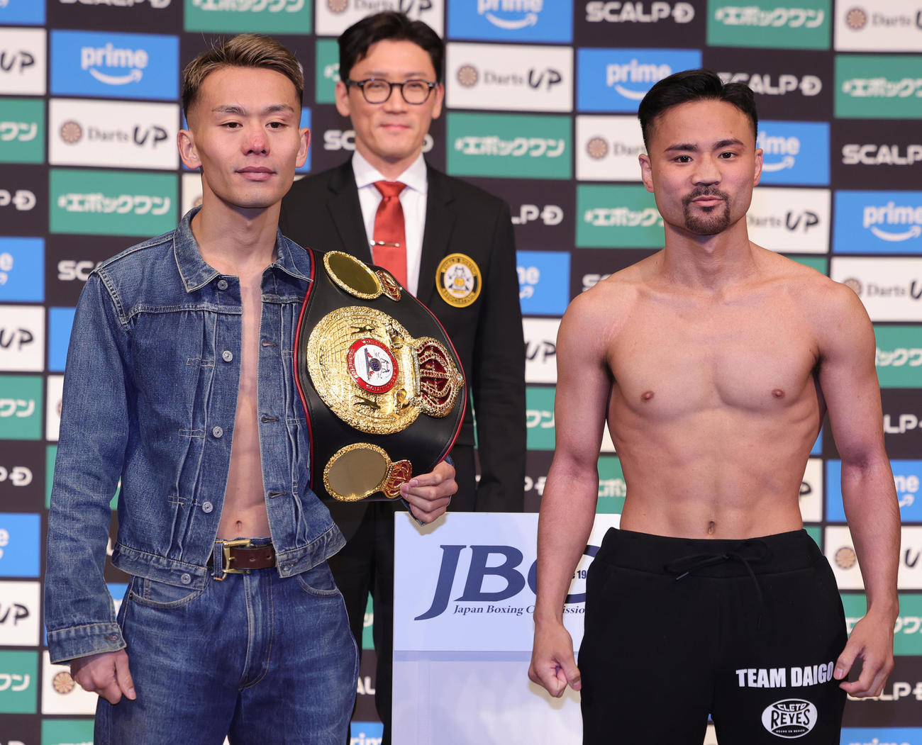 計量をクリアしたWBA世界バンタム級王者の堤（左）と挑戦者の比嘉（撮影・野上伸悟）