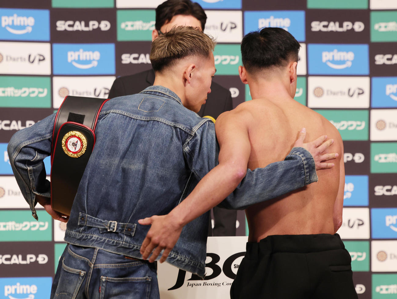 計量をクリアし健闘を誓い合う、WBA世界バンタム級王者の堤（左）と挑戦者の比嘉（撮影・野上伸悟）