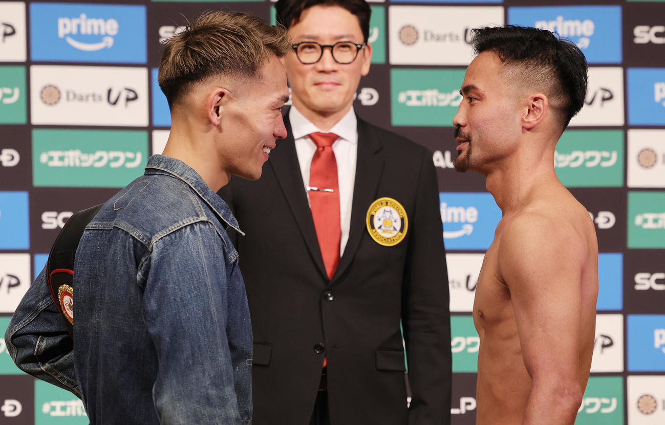 計量をクリアし笑顔でフェイスオフを行う、WBA世界バンタム級王者の堤（左）と挑戦者の比嘉（撮影・野上伸悟）