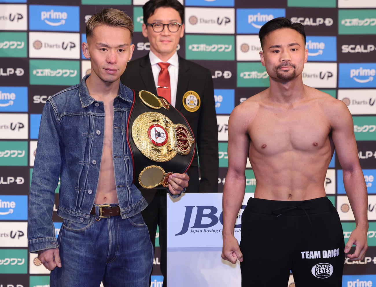 計量をクリアしたWBA世界バンタム級王者の堤（左）と挑戦者の比嘉（撮影・野上伸悟）