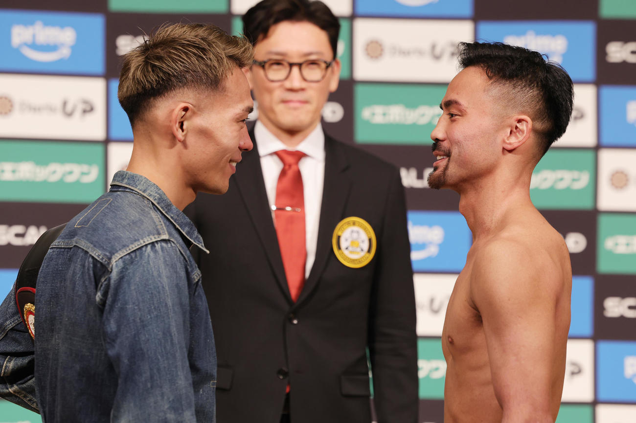 計量をクリアし笑顔でフェイスオフを行う、WBA世界バンタム級王者の堤（左）と挑戦者の比嘉（撮影・野上伸悟）