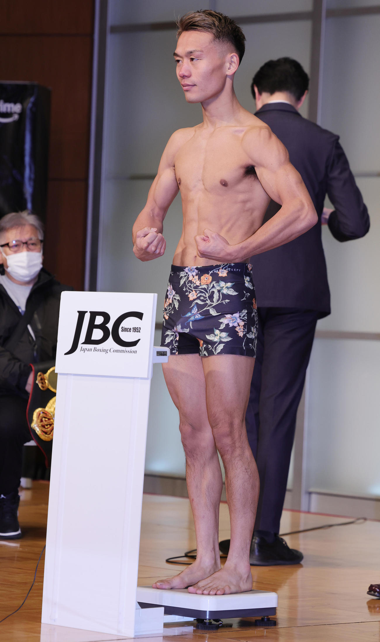 計量をクリアした比嘉（撮影・野上伸悟）