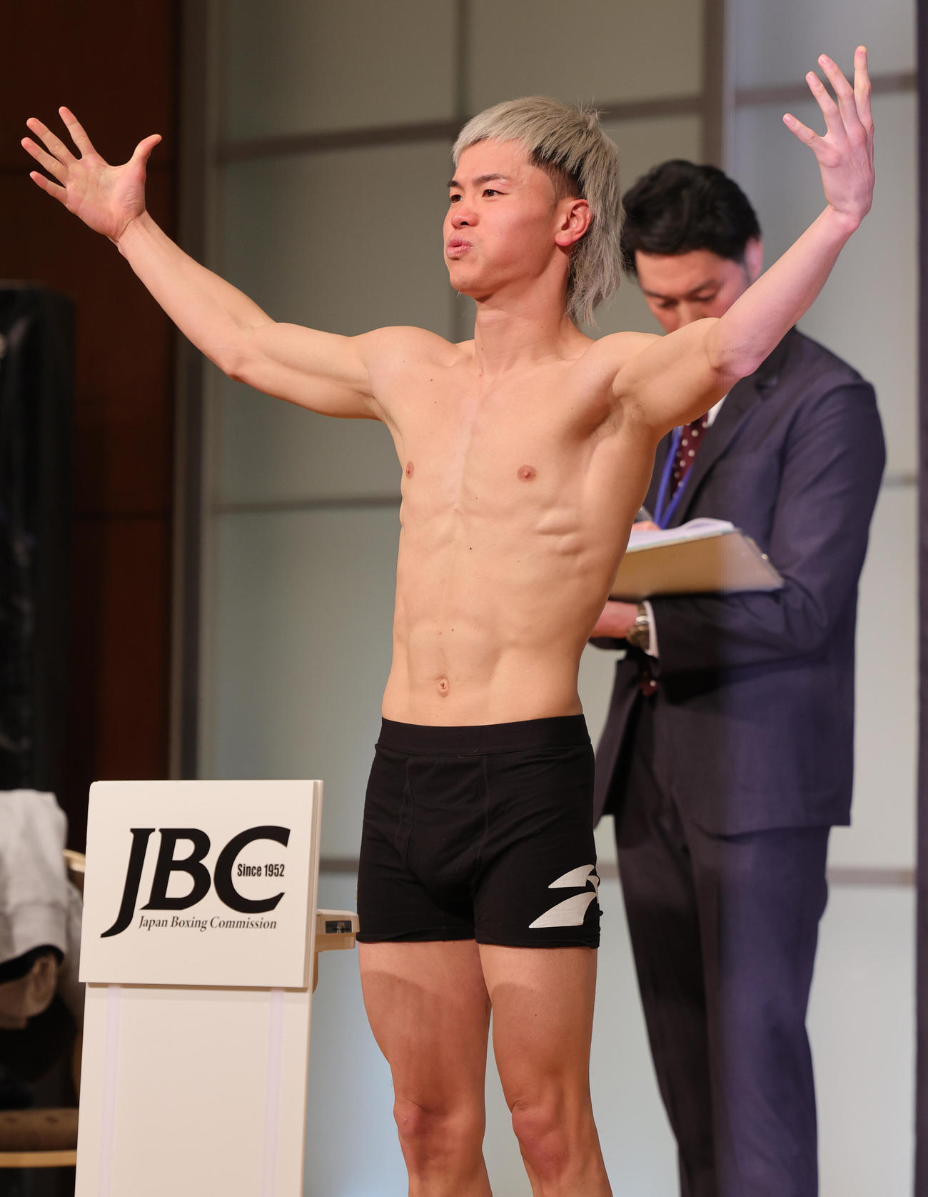 計量をクリアし喜ぶ那須川（撮影・野上伸悟）