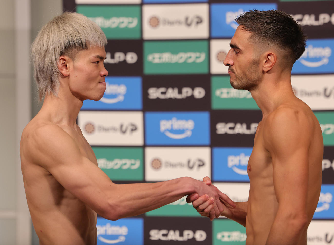 計量をクリアし握手する那須川（左）とモロニー（撮影・野上伸悟）