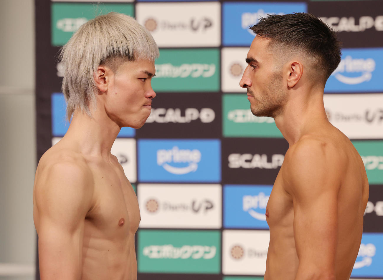 計量をクリアしフェイスオフを行う那須川（左）とモロニー（撮影・野上伸悟）