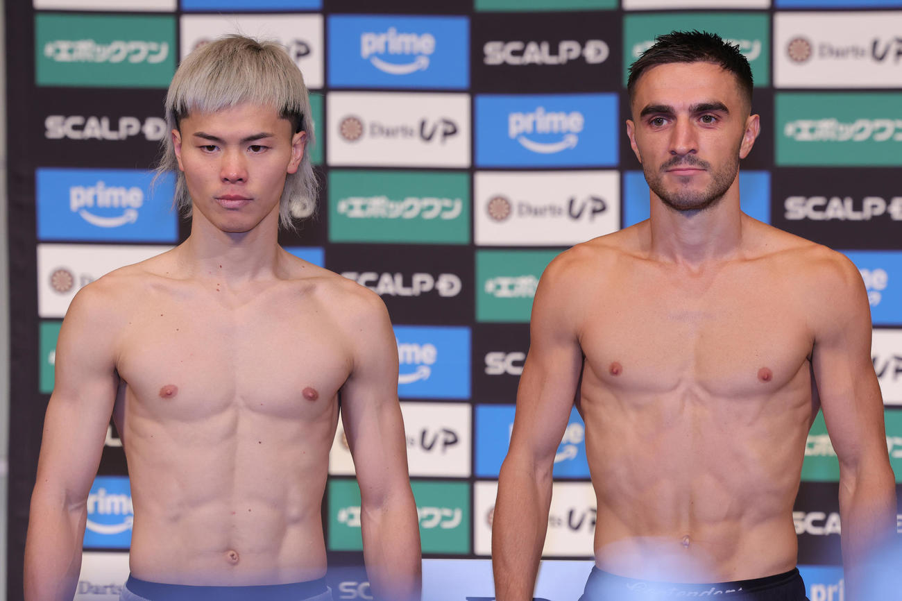 計量をクリアした那須川（左）とモロニー（撮影・野上伸悟）