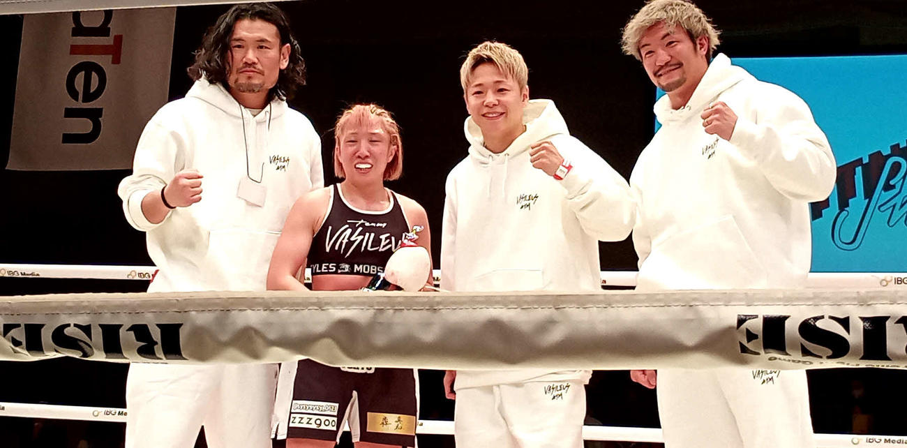 渡辺雅和トレーナー（左端）、武尊（右から2人目）、松倉信太郎（右端）のサポートを得て見事勝利した島田知佳