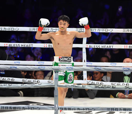 WBC世界バンタム級タイトルマッチ　3回　中谷はKO勝利を決めガッツポーズ（撮影・浅見桂子）
