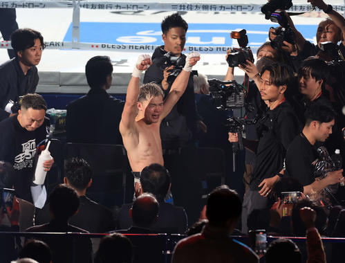 119ポンド契約体重ノンタイトル戦 10回判定勝利で花道で雄たけびを上げて引き揚げる那須川(撮影・浅見桂子)