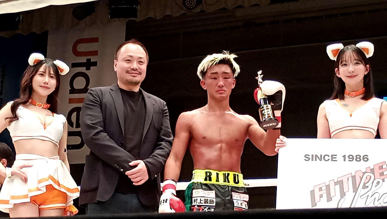 泣かないキックボクサーのはずの数島大陸（右から2人目）だが、試合後は涙目で勝利をかみしめていた