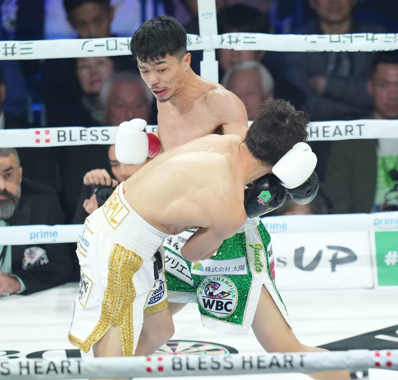 WBC世界バンタム級タイトルマッチ　中谷潤人対ダビド・クエジェル　2回、中谷潤人はパンチを放つ（撮影・井上学）