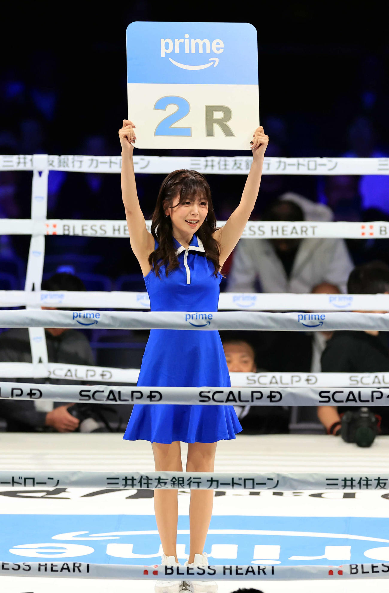 フェザー級4回戦　ラウンドガールを務める水瀬琴音（撮影・浅見桂子）