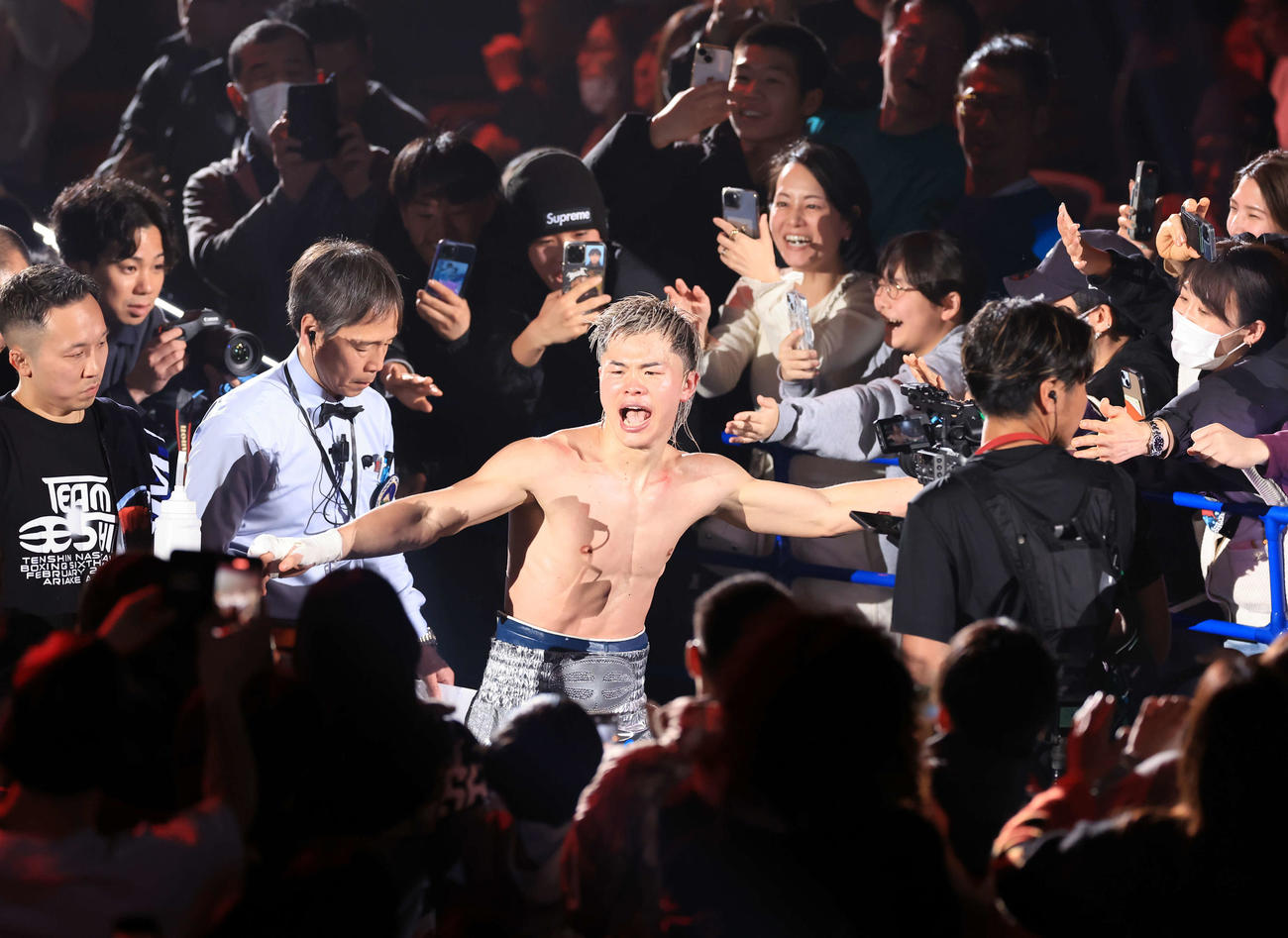 119ポンド契約体重ノンタイトル戦　10回判定勝利で花道で雄たけびを上げて引き揚げる那須川（撮影・浅見桂子）