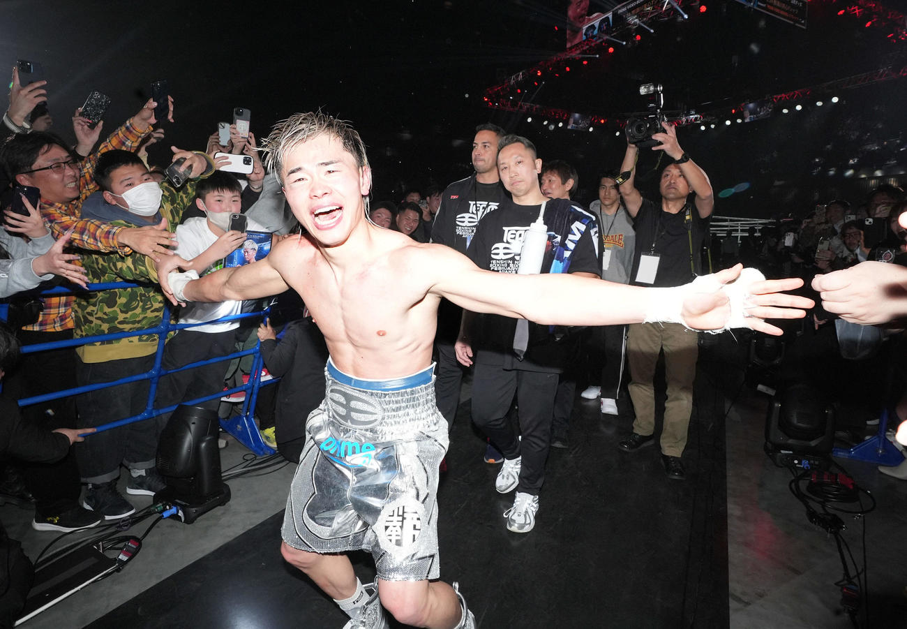 勝利しファンとハイタッチして引き揚げる那須川（撮影・たえ見朱実）