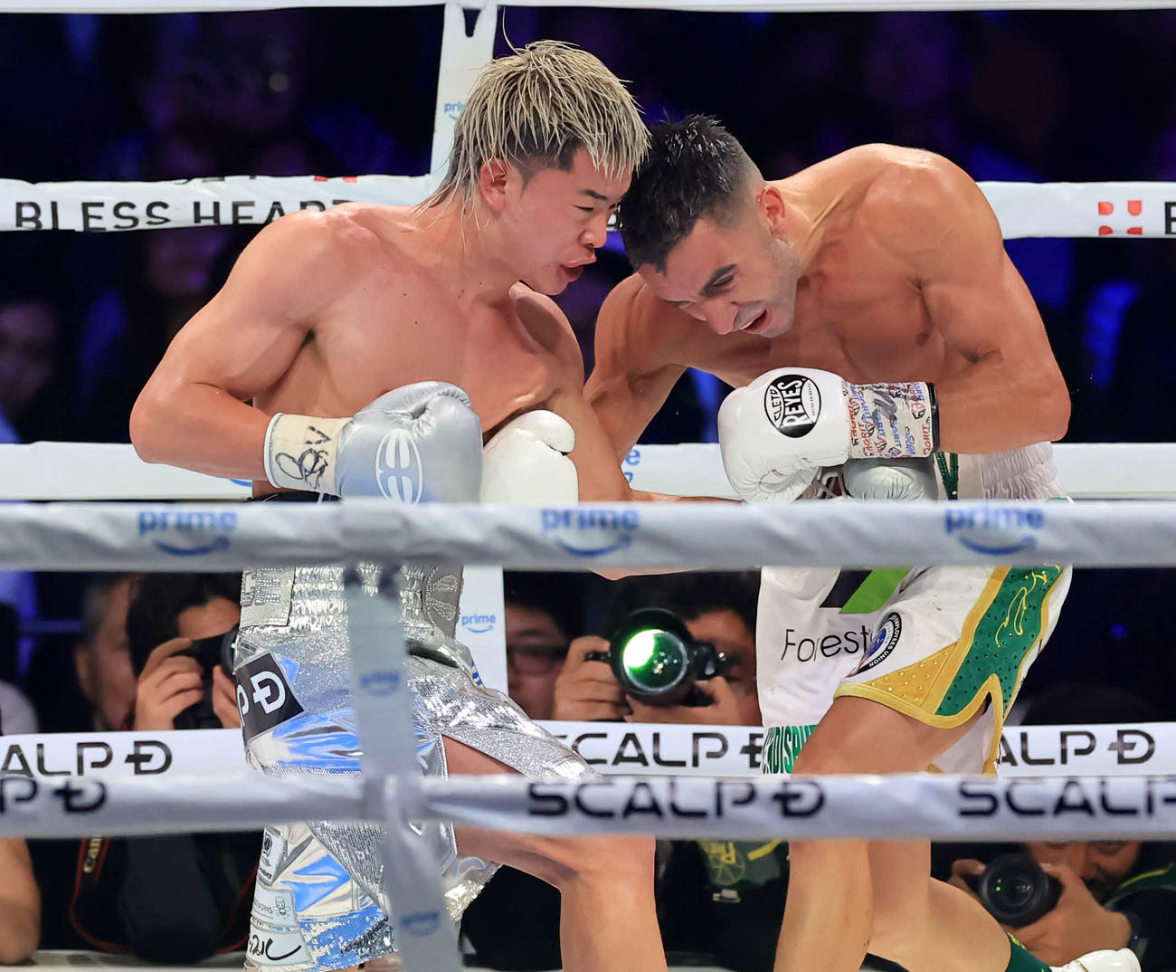 119ポンド契約体重ノンタイトル戦　10回　互いに打ち合う那須川（左）とモロニー（撮影・浅見桂子）