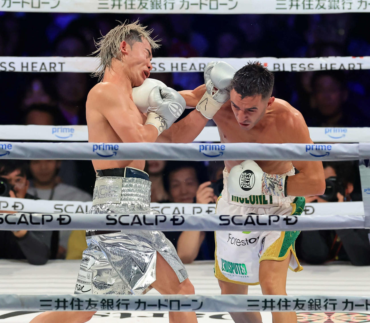 119ポンド契約体重ノンタイトル戦　10回　互いに打ち合う那須川（左）とモロニー（撮影・浅見桂子）