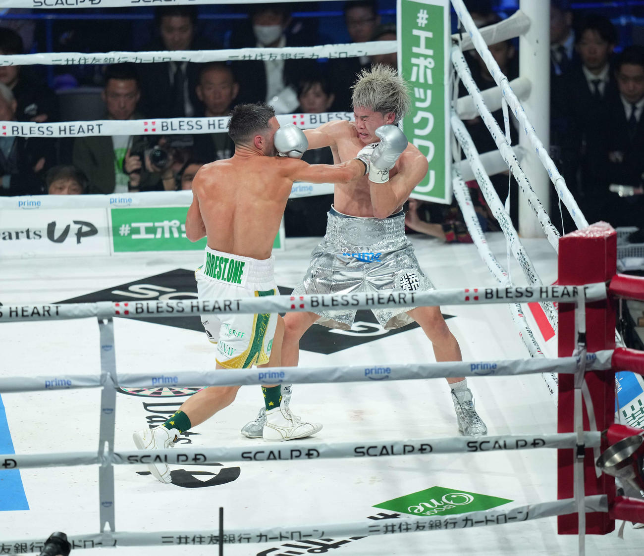 119ポンド契約体重ノンタイトル戦　那須川天心対ジェーソン・モロニー　パンチを浴びる那須川（撮影・井上学）
