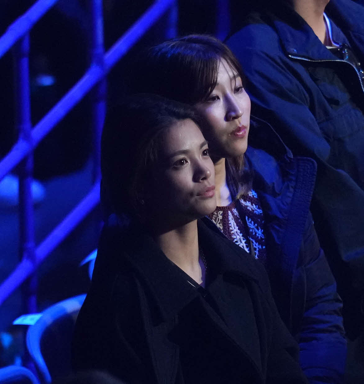 観戦に訪れた柔道の阿部詩（左）とレスリングの須崎優衣（撮影・井上学）