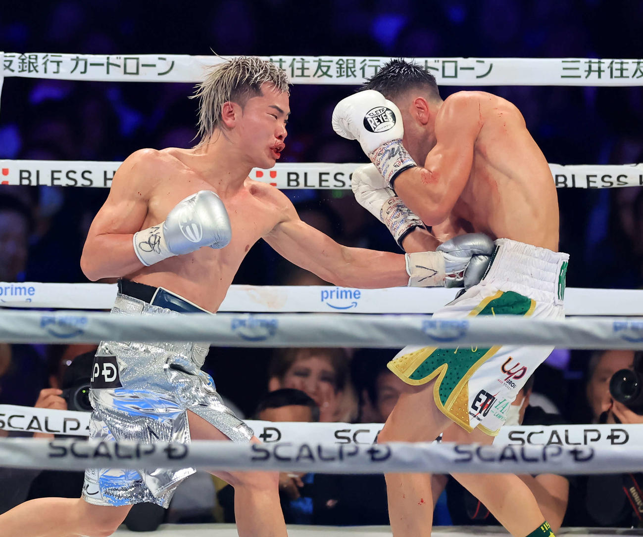 119ポンド契約体重ノンタイトル戦　7回　モロニー（右）にパンチを浴びせる那須川（撮影・浅見桂子）