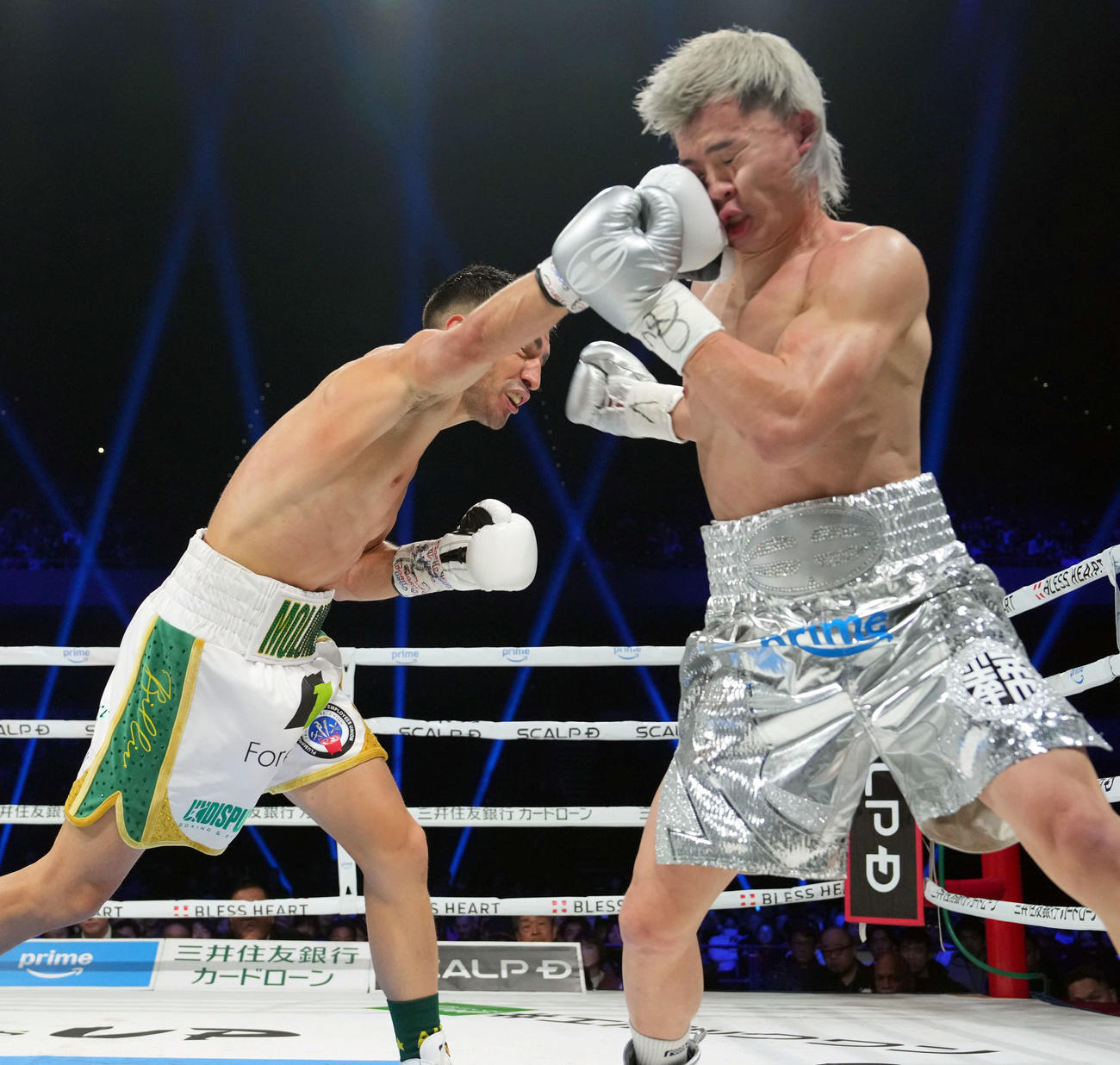 1回、ジェーソン・モロニー（左）にパンチを食らう那須川（撮影・たえ見朱実）