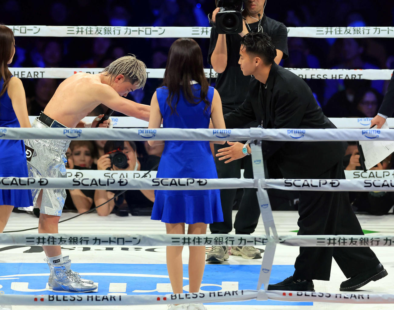 119ポンド契約体重ノンタイトル戦　10回判定勝利した那須川（左）は武居（右）とあいさつする（撮影・浅見桂子）