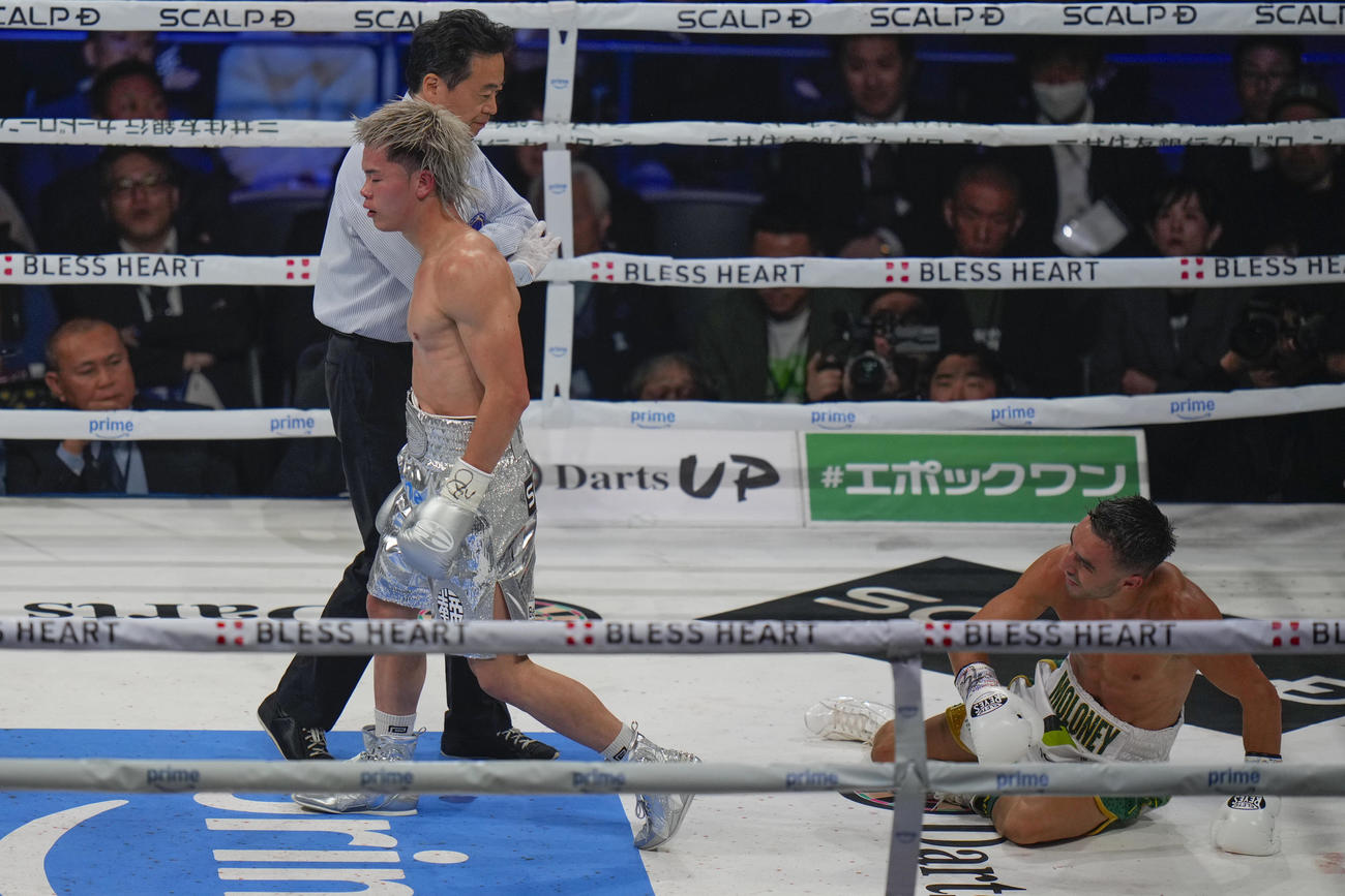 119ポンド契約体重ノンタイトル戦　スリップダウンしたモロニー（右）（AP）