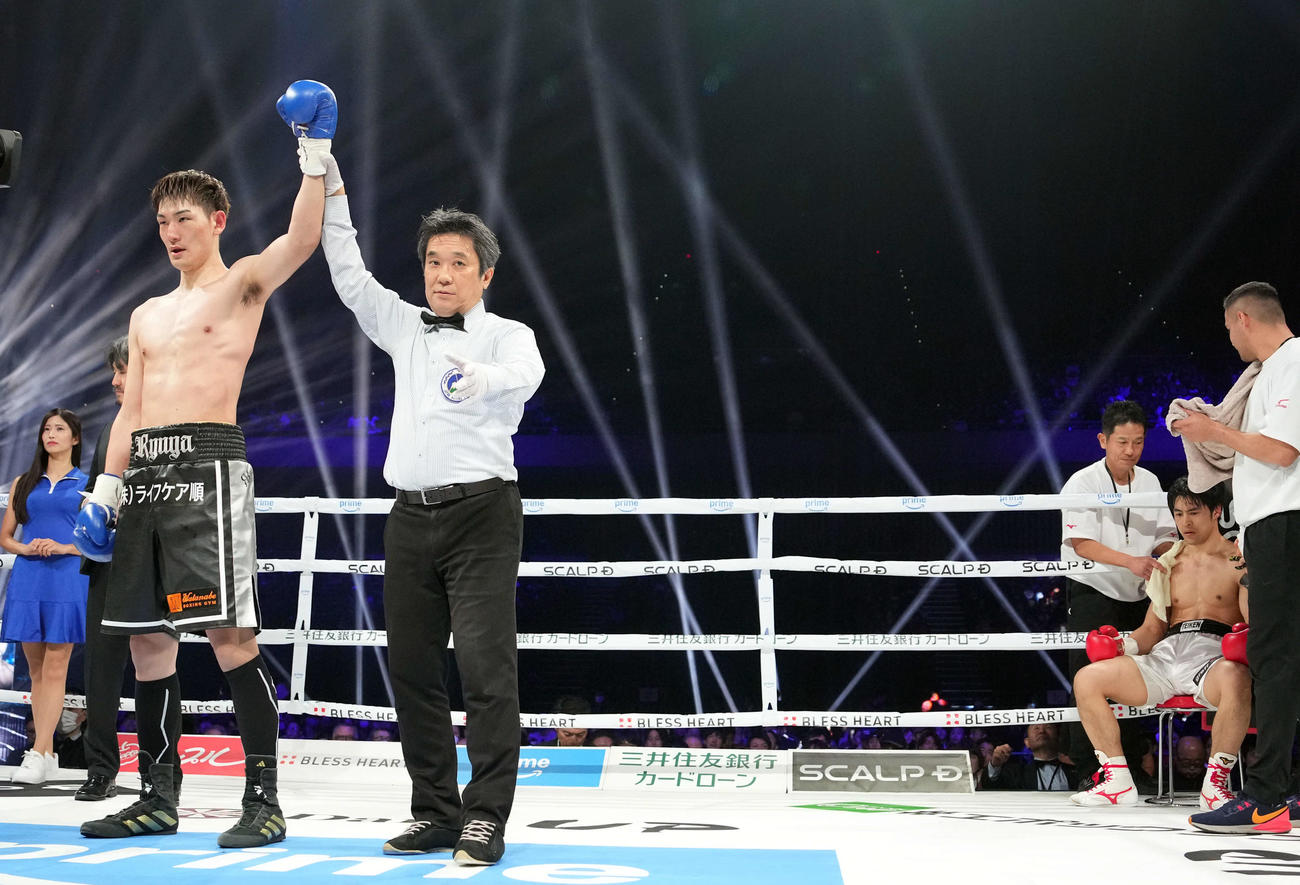 赤井英五郎（右）にTKO勝ちした盛合竜也（撮影・たえ見朱実）