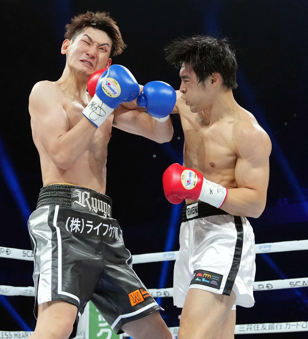 1回、盛合竜也（左）にパンチを見舞う赤井（撮影・たえ見朱実）